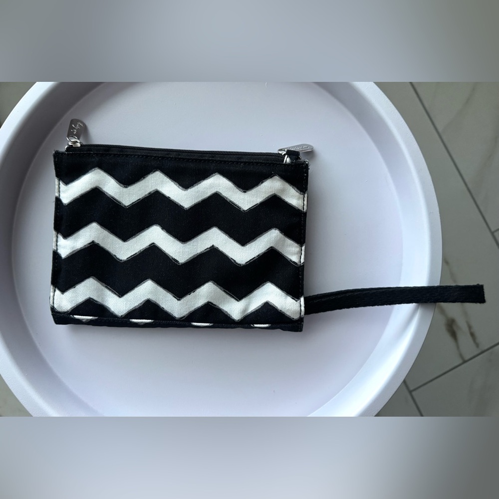 Thirty One Cross Town Wallet/Wristlet/Crossbody Black Chevron EUC